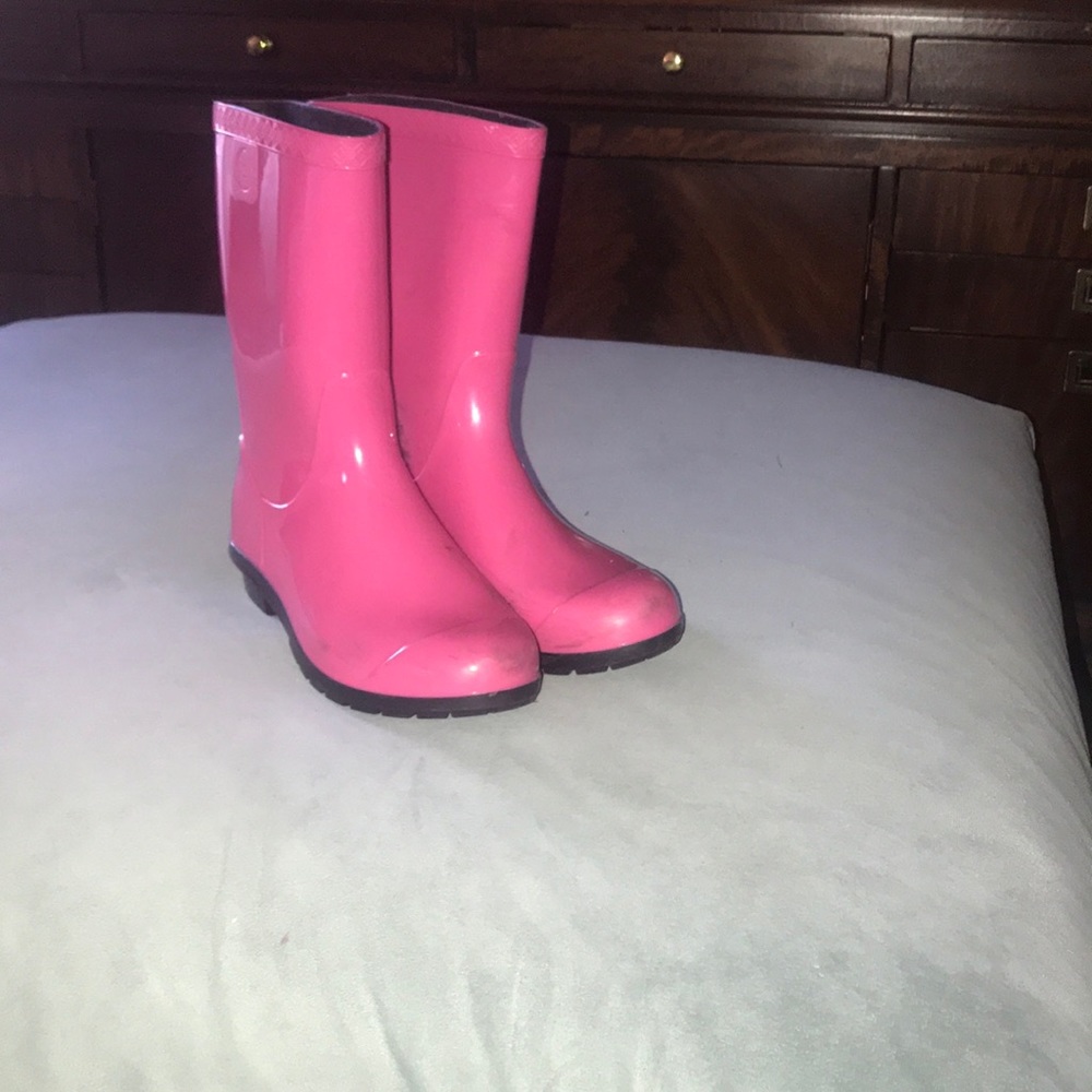 HOT PINK UGG RAIN BOOTS